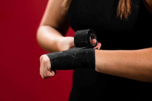 Are Weightlifting Wrist Wraps Necessary for Beginners? cover picture