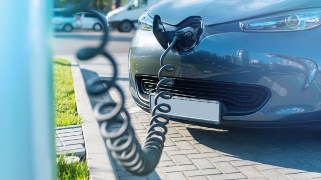 EV car ranges compared to gas cars in 2025 cover picture