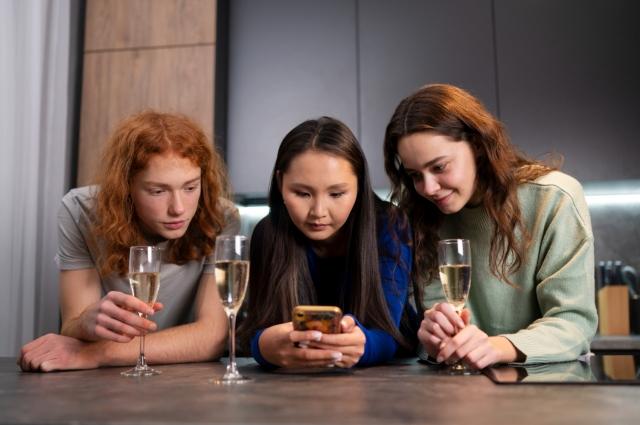 Instantalks vs Emerald Chat: What to Choose for Online Friendships? cover picture