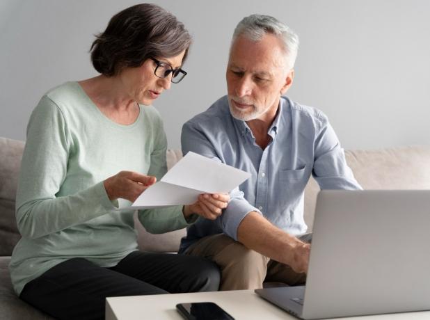 Land Lease vs. Traditional Homeownership: What Retirees Need to Know
