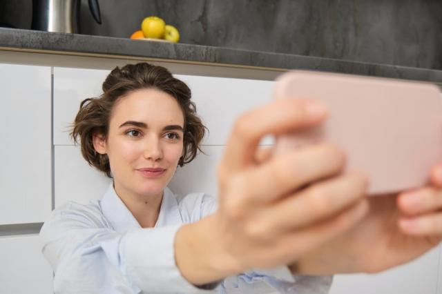 The Science of First Impressions in Digital Communication cover picture