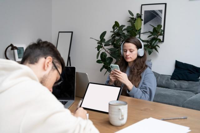 How to Navigate Difficult Conversations Online Without Losing Your Cool cover picture