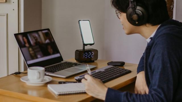 How Online Schools Are Changing the Education Landscape cover picture
