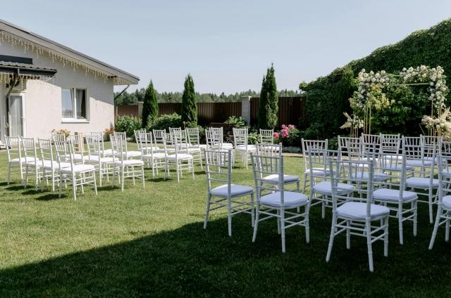 How to Plan a Backyard Wedding That Feels Like a Luxury Event cover picture