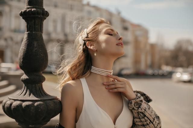 Celebrity Sparkle: How Stars Are Setting Jewelry Trends cover picture