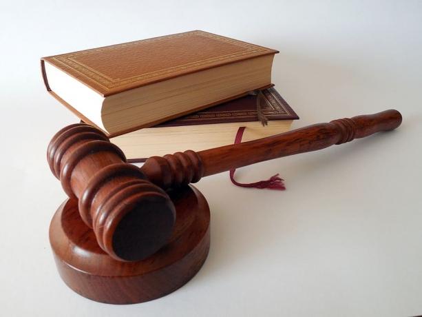 What Are The Two Types Of Lawyers UK? cover picture