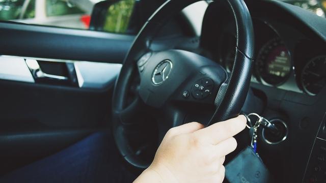 How do you start a manual car? cover picture