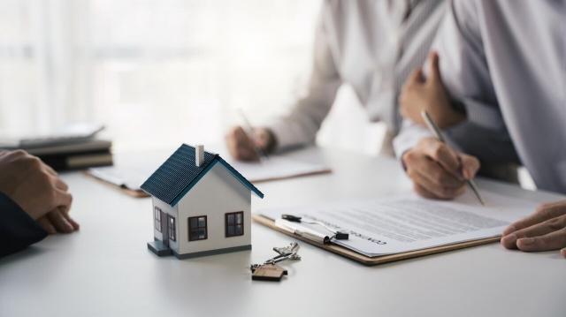 Home Loan Refinance: When and Why Should You Switch Lenders? cover picture