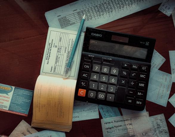 8 Smart Ways To Invoice Customers Using A Mobile App cover picture