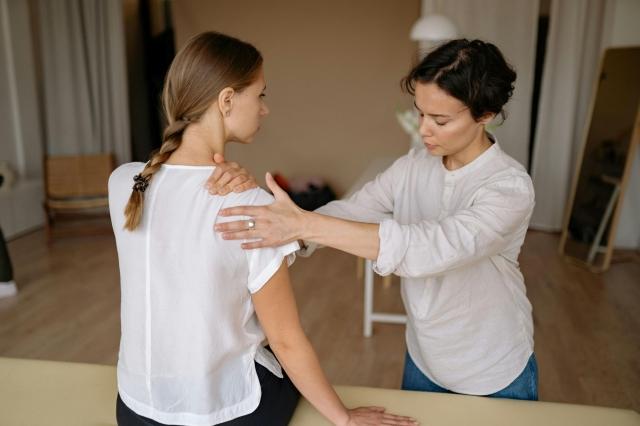 Non-Surgical Ways to Heal a Rotator Cuff Tear From Heavy Weightlifting cover picture