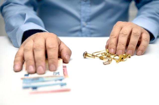 Selling Gold: What You Need to Know Before You Cash In cover picture