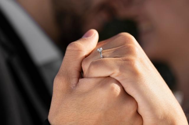 From Pavé to Plain: How to Choose the Right Finish for Your Wedding Ring