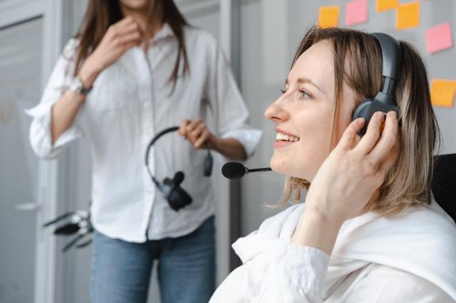 Why Businesses Outsource Live Chat Instead of Handling It In-House cover picture