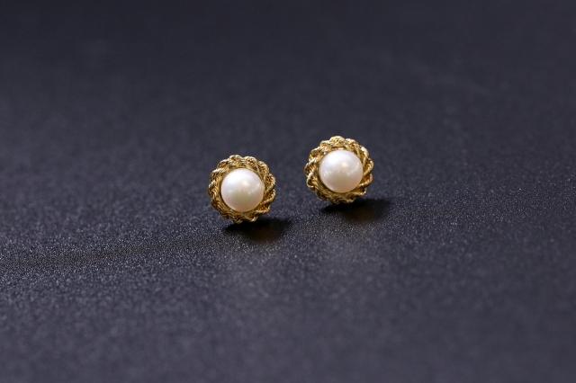 The Power of Choosing Earrings That Frame Your Face cover picture
