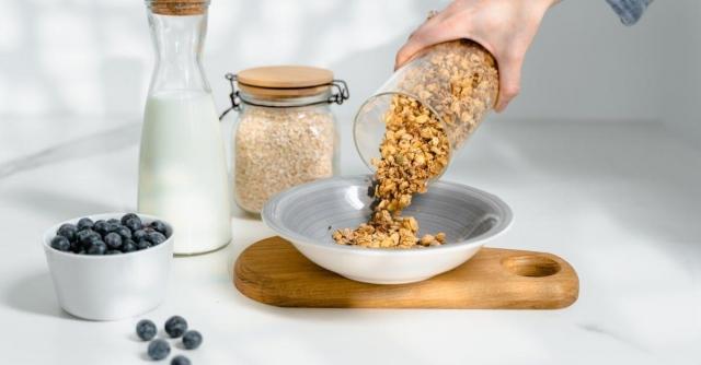Minimalist Nutrition: Why More People Are Simplifying Their Diets cover picture