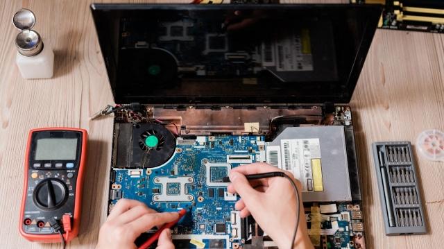 How to Choose the Best Laptop Repair Services Without Getting Overcharged? cover picture