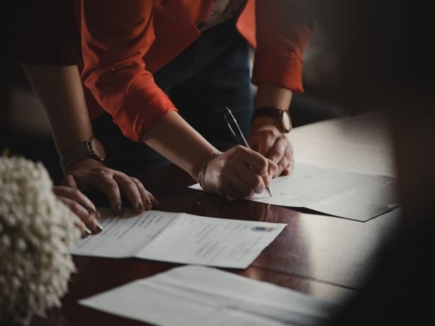 8 Mistakes People Make When Signing A Contract cover picture