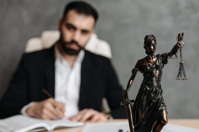 10 Things to Know Before Hiring a Personal Injury Lawyer cover picture