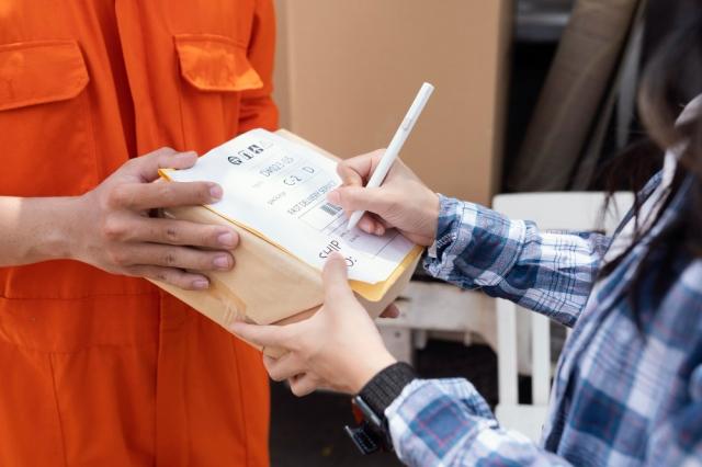 Shipping and Handling Tips for reselling business: Best practices for cost-effective and efficient shipping cover picture