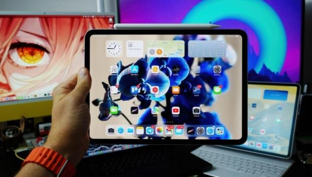iPad Pro M4 (2024 Model) vs. iPad Air M2 (2024 Model): Choosing the Best Tablet for Your Student Child cover picture