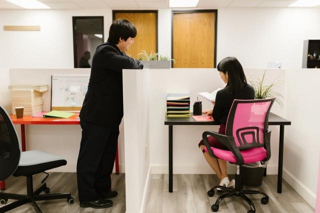 Smart Office Furniture in Miami: Integrating Technology for Modern Workspaces cover picture