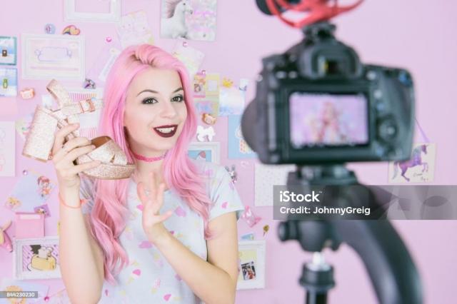 10 Essential Tips to Elevate Your Fashion Blog in 2024 cover picture