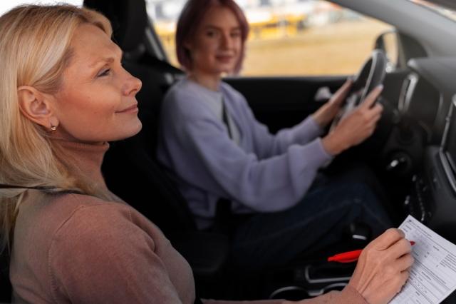 Expert Advice from UK Manual Driving Instructors: Common Mistakes to Avoid cover picture