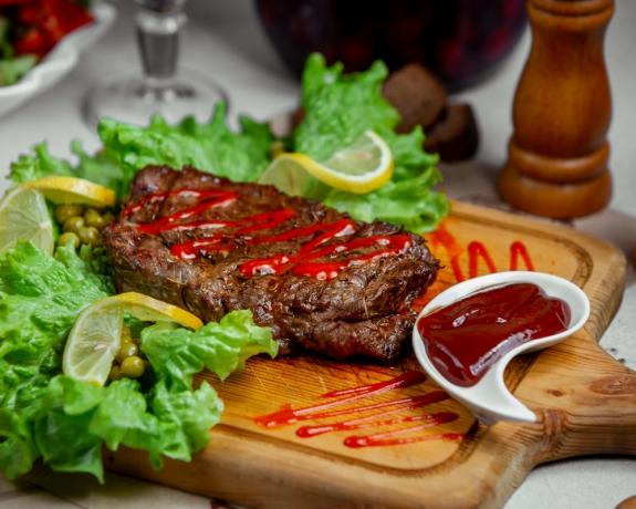 Marinades vs. Dry Rubs: What’s Best for Steak? cover picture