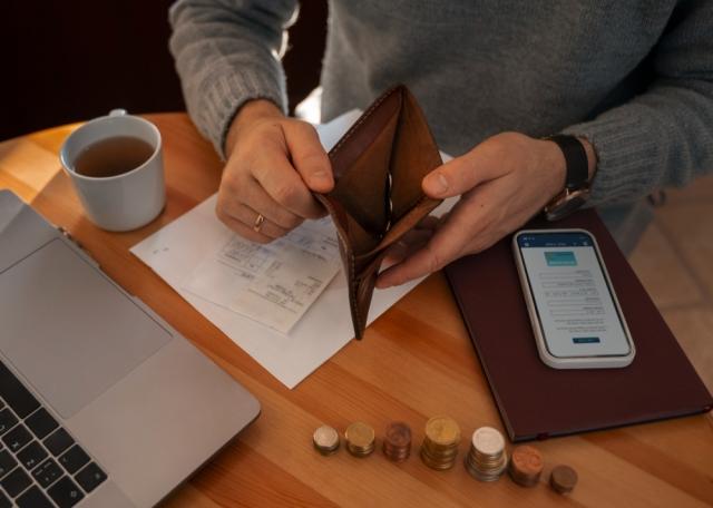 Avoid Debt Traps: How an Emergency Fund Can Be Your Financial Safety Net cover picture
