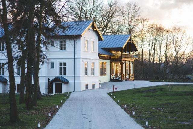 The Advantages of Resin-Bound Driveways: A Modern Choice cover picture