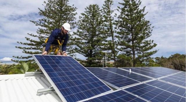 7 Reasons to Switch To Solar Power cover picture