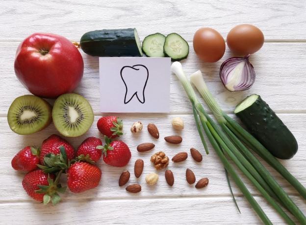Top 4 Foods That Boost Oral Hygiene cover picture