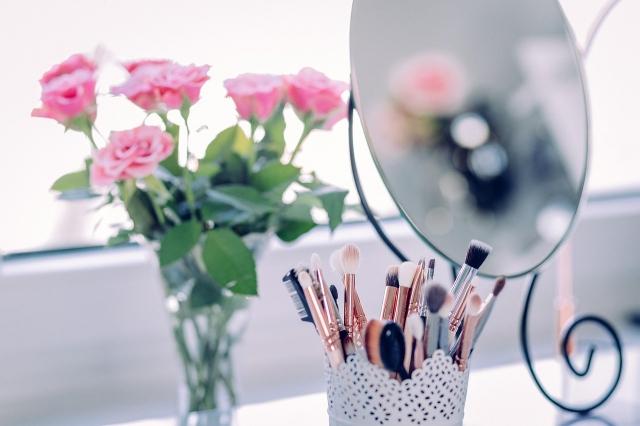 Beautiful Vanity Makeup Ideas That Can Help Elevate Your Glam cover picture