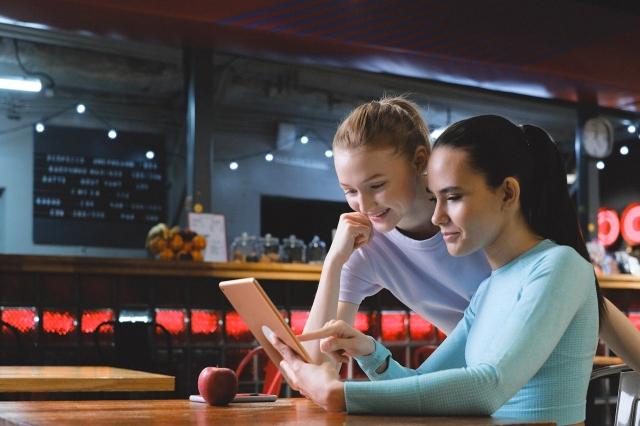 How Digital Signage Can Encourage Healthy Eating Habits in Restaurants and Cafeterias cover picture
