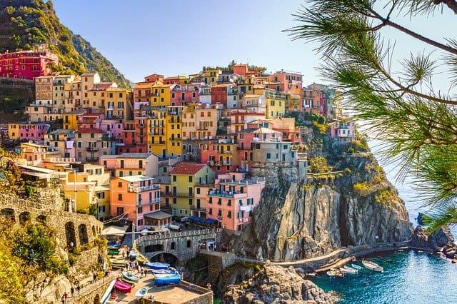 What are the important tips that will help you during your trip to Italy? cover picture