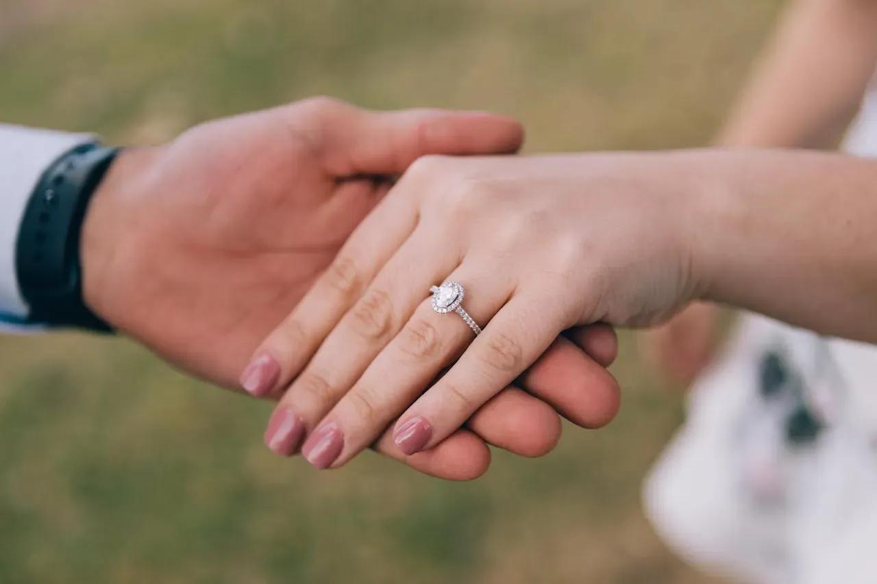 Types of Jewelry That Sell Well cover picture