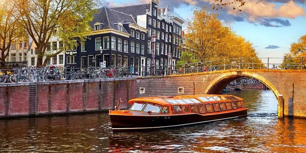 Europe Group Tours vs Customized Tours: Which Is Better? | Flamingo Travels cover picture