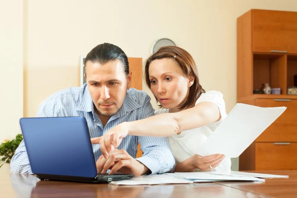 Comparing Online vs Offline Life Insurance & Which is Better? cover picture