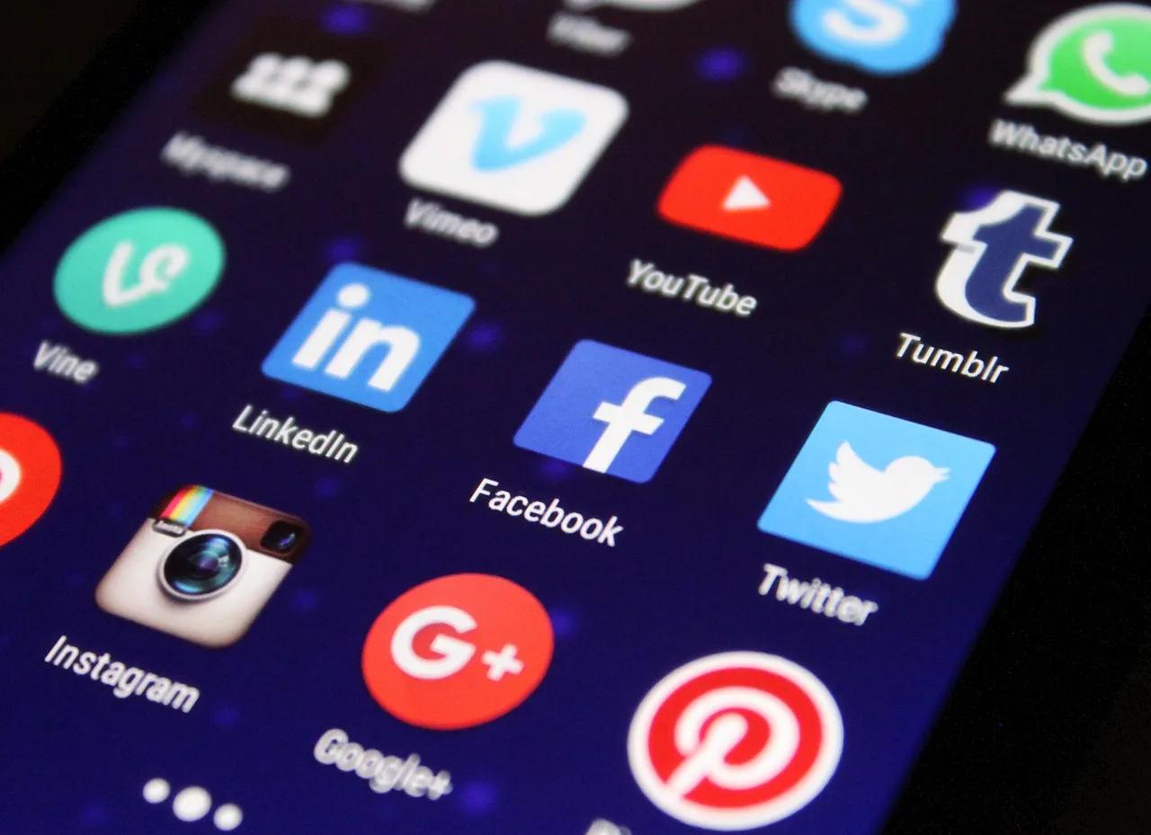 Social Media Monitoring vs. Social Listening: What’s the Difference? cover picture