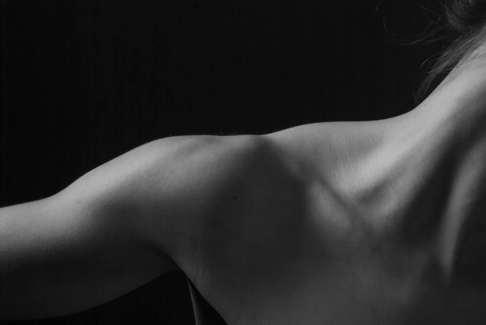 When Shoulder Pain Stops Being “Normal” and Needs Medical Attention cover picture