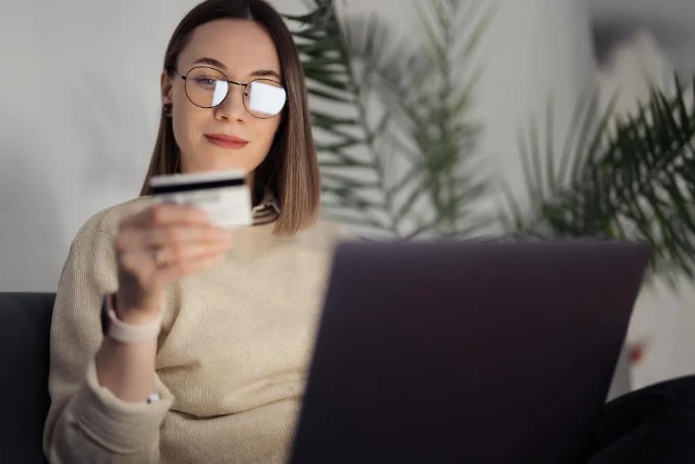8 Smart Ways to Incorporate Credit Card Rewards into Everyday Spending cover picture