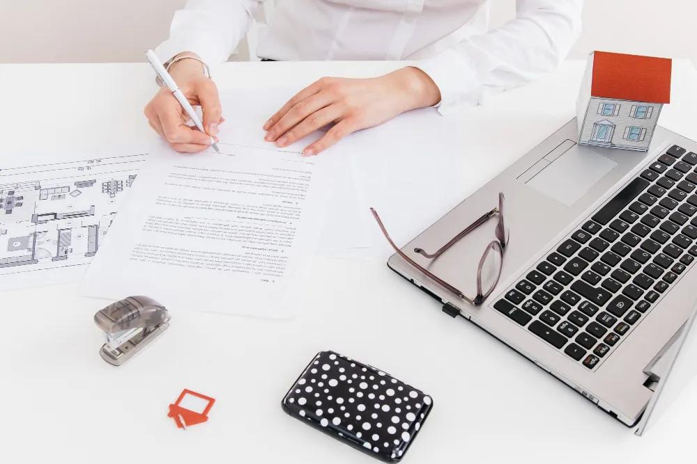 Nine key tips for creating a creative email signature for real estate agents to look professional and get a standing ovation cover picture