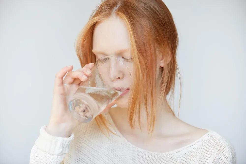 10 Signs You Need to Drink More Water cover picture