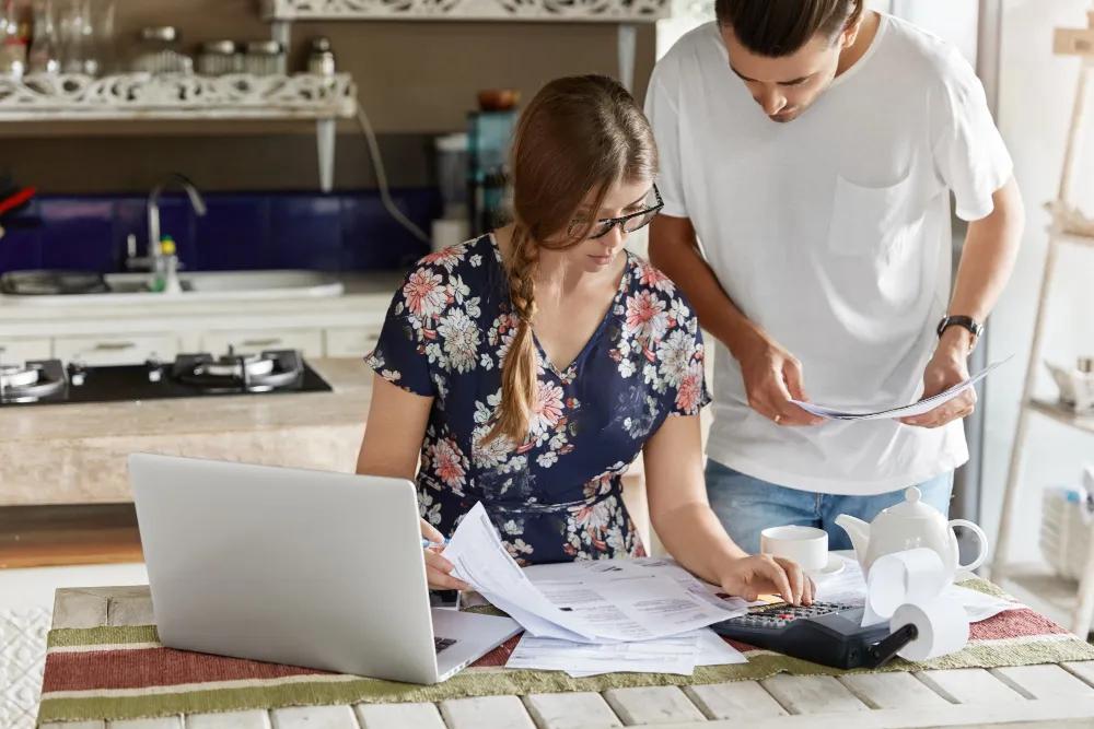 The 7 Best Ways to Split and Account for Your Household Expenses cover picture