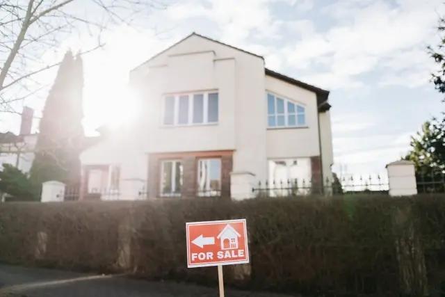 5 Simple Ways to Help Your House Sell Fast During the Holidays cover picture