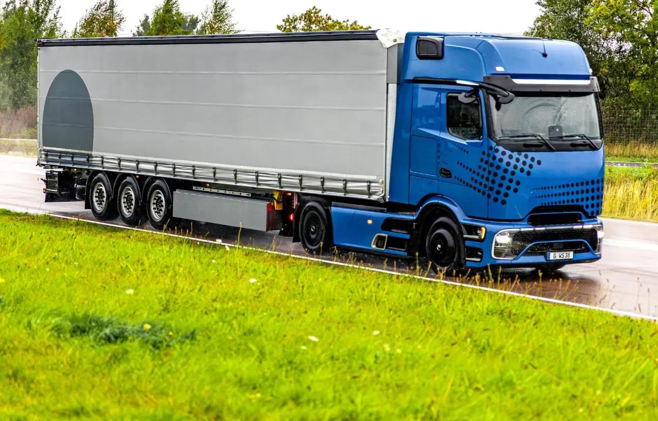 When Should a Business Consider Renting Instead of Buying a Reefer Trailer? cover picture