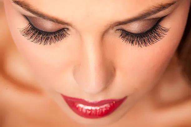 How to Remove Eyelash Extensions Safely at Home cover picture