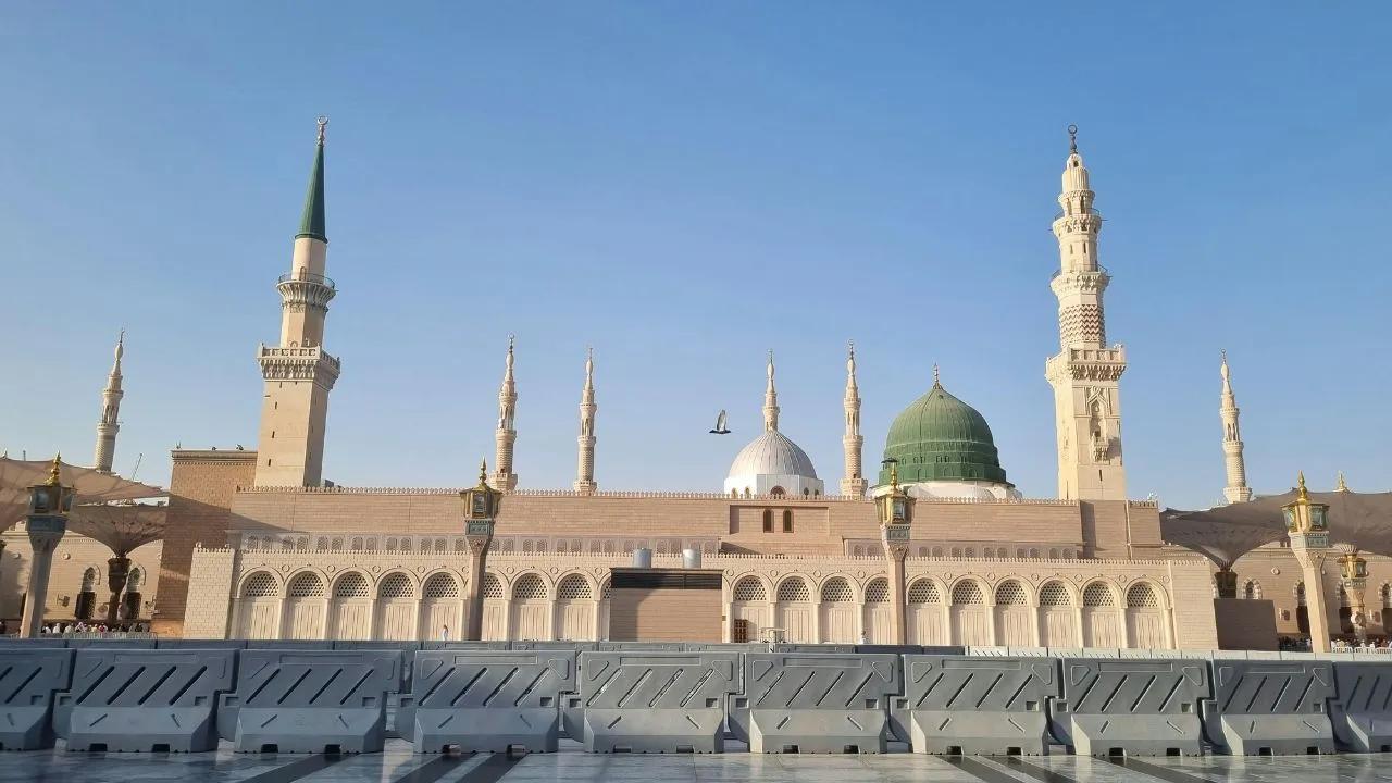 Your Ultimate Guide to Booking Umrah Trips from the West Coast cover picture