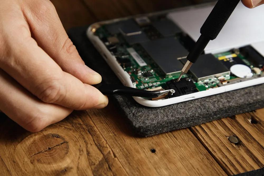 How to Choose the Best Phone Repair Service in Indianapolis for Your Needs? cover picture