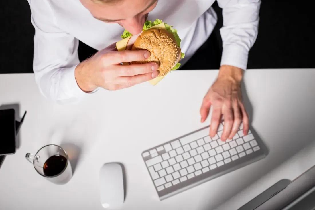 THE PSYCHOLOGY OF EATING: UNDERSTANDING EMOTIONAL TRIGGERS AND HOW TO MANAGE THEM cover picture